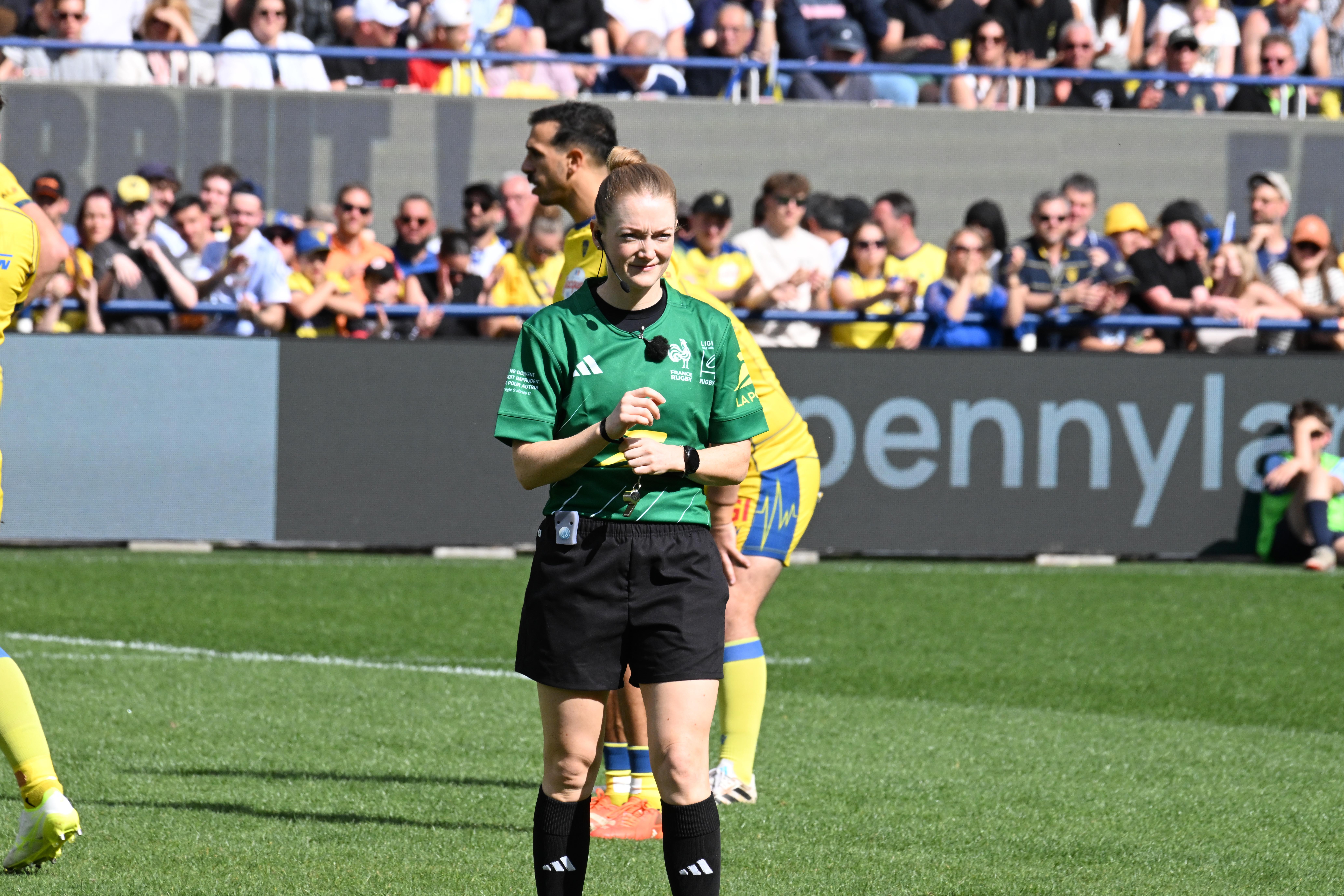 Revivez les coulisses de la première de l'arbitre Hollie Davidson en TOP 14