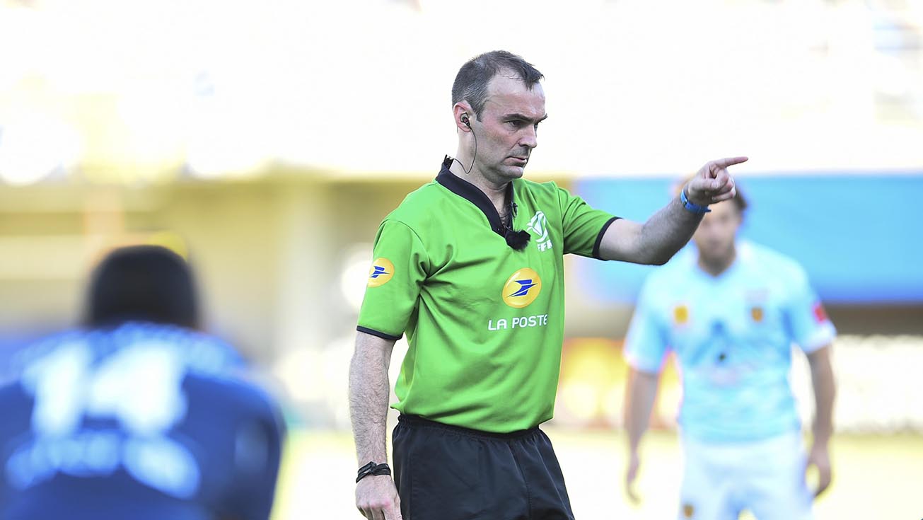 CYRIL LAFON, L’ARBITRE GLOBE-TROTTER